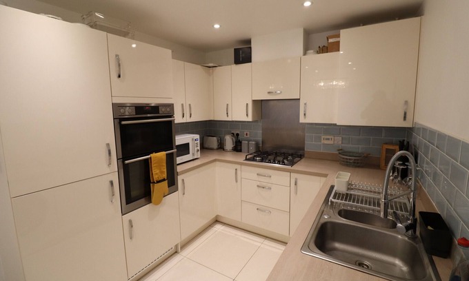 Slough House | Langley Luxurious Four Bedroom House with Games Room