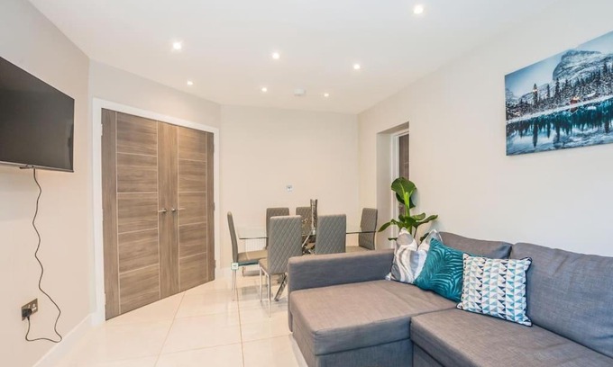 Farnham Common Apartment | Langston House: 2 Bed, 2 Bath Luxury Apartment