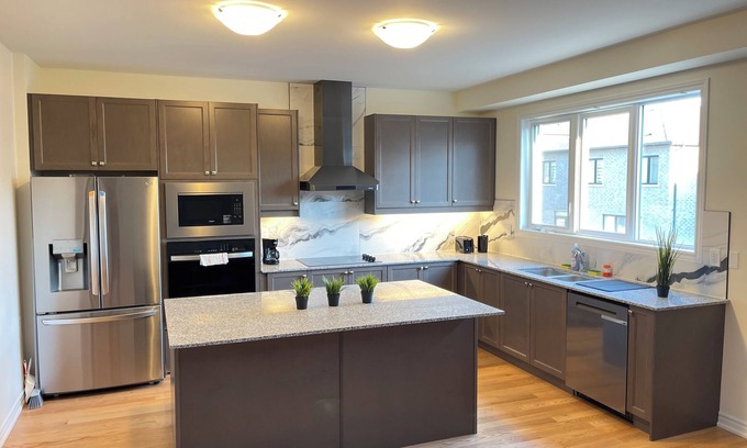 Durham Region House | Lankz Kedron Retreat - Spacious 5 Bedroom and 3.5 Bathroom