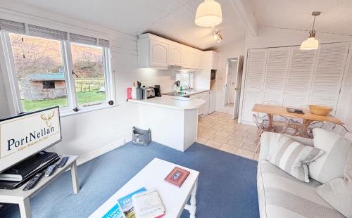 Crianlarich Ski Chalet | Lapwing Lodge with loch and mountain view