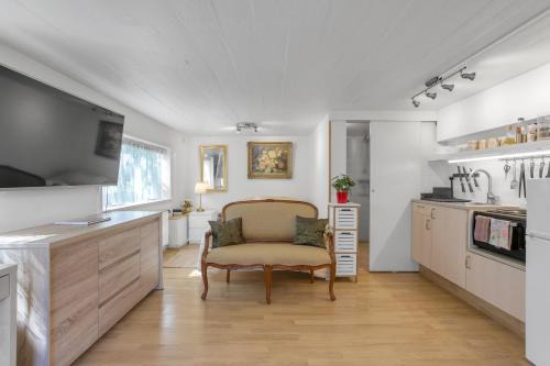 Laugardalur Apartment | Lara Studio in Laugardalur valley, Reykjavík Central Park and Botanical Garden, Private entrance, FREE Private Parking on side