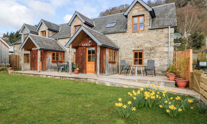 Weem Cottage | LARCH COTTAGE, pet friendly, with a garden in Aberfeldy
