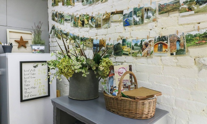 Denstone Cottage | LARCH, romantic, character holiday cottage, with a garden in Rocester