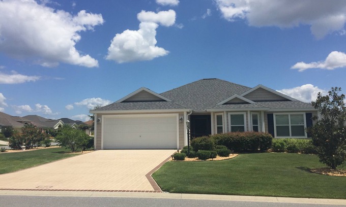 Gilchrist House | Large 2 Bdrm & Den Designer home w/Golf Cart & WiFi!