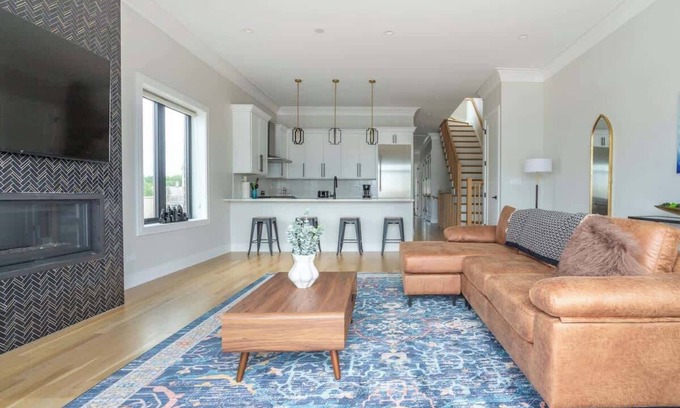West Lakeview Apartment | Large 2-Bedroom w/Huge Roofdeck view of Skyline