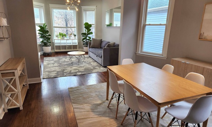 Logan Square Apartment | Large 3 bdrm/dining in the heart of Logan Square mins to DOWNTOWN