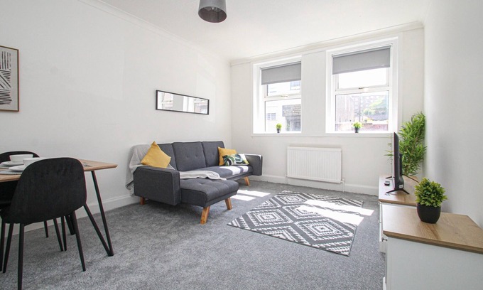 Greenock Apartment | Large 3 bed apartment in town centre