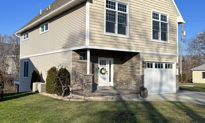 Port Huron House | Large, 3 bedroom Cottage on Black River sleeps up to 10.