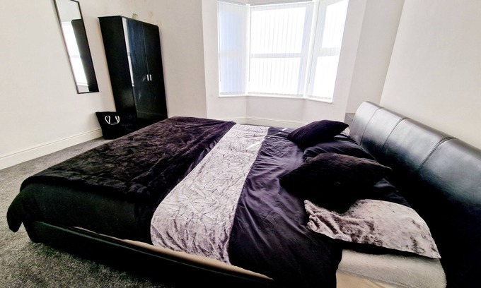 Liverpool House | Large 3 bedroom home by Everton Club & LFC Stadium