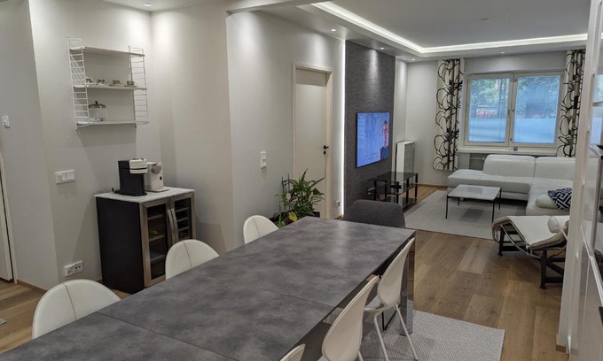 Lantinen District Apartment | Large 3 bedroom renovated apartment in leafy Munkkiniemi