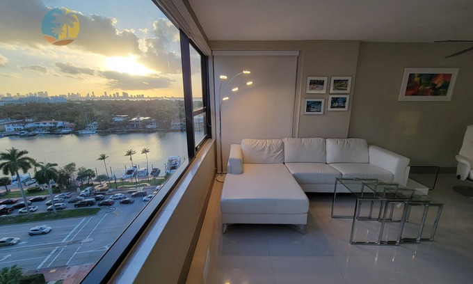 Mid Beach Apartment | Large 3Bed 2.5Bath Bachelorette Beach Apartment - 1419