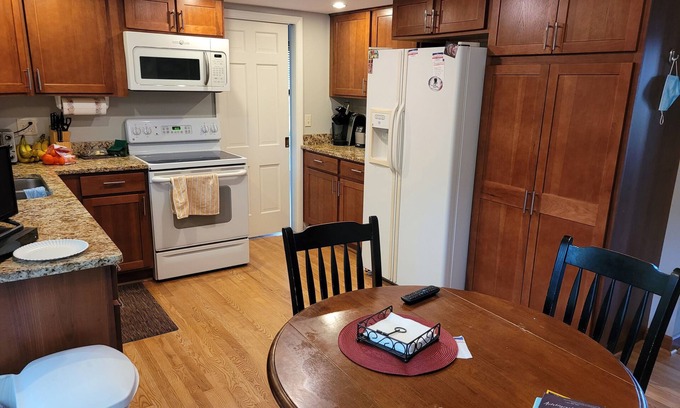 Brookfield House | Large 4 bd 2.5 ba 2.5 att garage suburaban Milwaukee home convenient quiet area