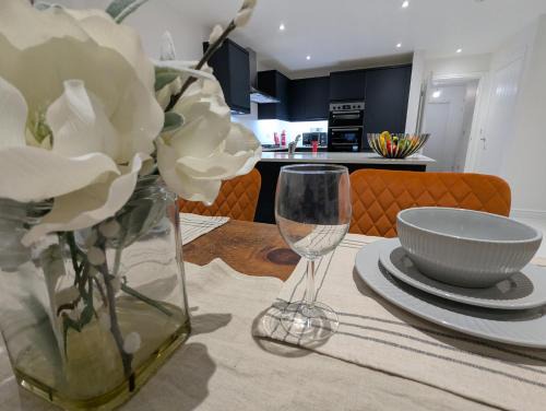 Winnersh House | Large 4 Bed Hse, Sleeps 7, 3 BTH, Drive PRKG-4 Cars, M4-A329, Shinfield Studios, 10mins, Reading, Ascot & Legoland 20mins, Film Crew, Contractor & Family Friendly