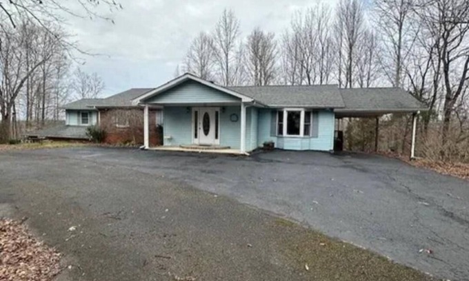Burkesville House | Large 4-bedroom home 1.5 miles from Hendricks Creek Marina