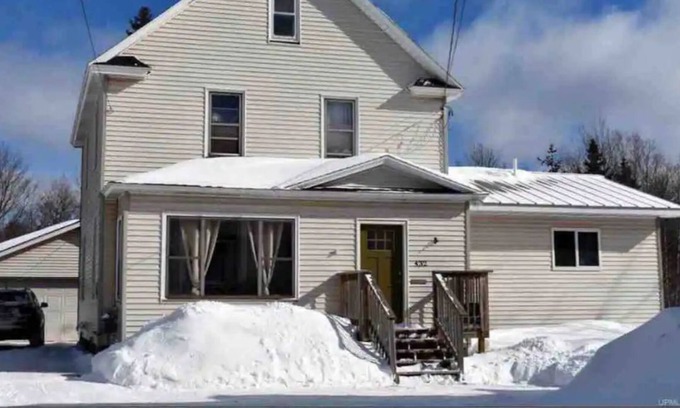 Negaunee House | Large 4 bedroom home in the heart of Negaunee