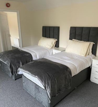 Bedford Apartment | Large 4 Bedroom Sleeps 8, Spacious Apartment for Contractors and Holidays near Bedford Centre - 1 FREE PARKING SPACE & FREE WIFI
