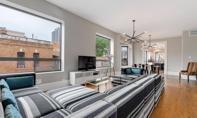 Old Town Apartment | Large 4BR/3BA Safe Old Town Location Walk Everywhere