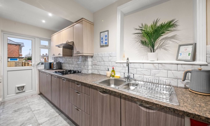 Cowley House | Large 5 Bedroom-free Parking-great Transport Links