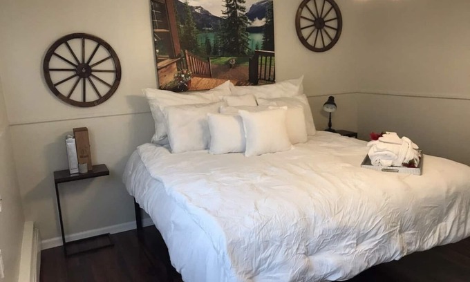 Warren House | Large 5 Bedroom Home King Bed