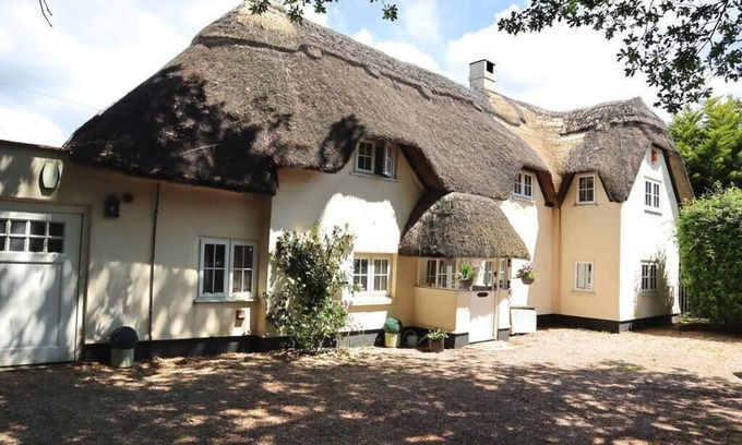 Wimborne Cottage | Large 5 Bedroom Thatched Cottage - Great Location!