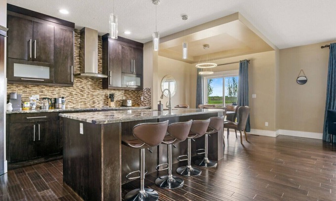 Northwest Edmonton House | Large 5BR Home » Central AC » King Bed » Netflix