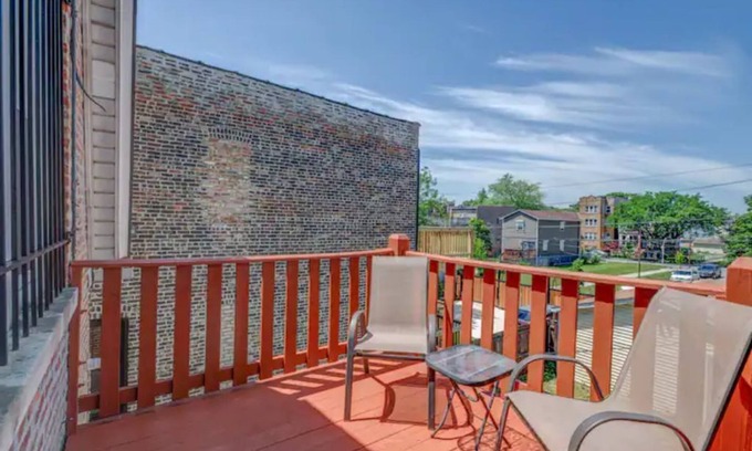 North Lawndale House | Large 5BR House*4 Parking*Downtown 15min*Sleep 15*