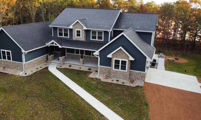 Mauston House | Large 8 bedroom multi-family retreat on Castle Rock Lake near WI Dells