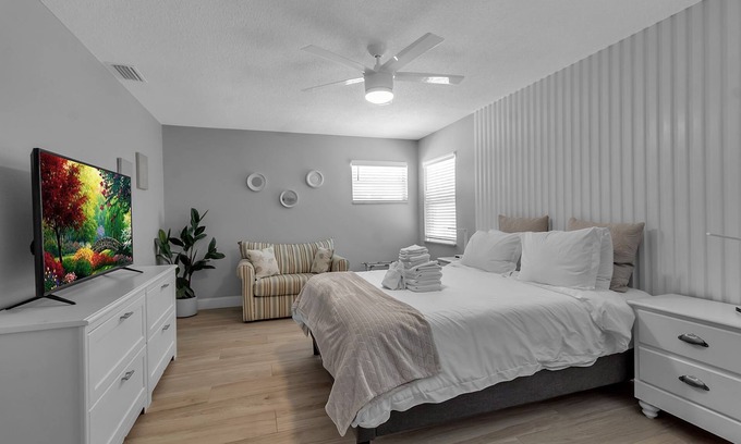 Bayshore Gardens House | Large 8BR/6BA Home – Backyard & Private Parking