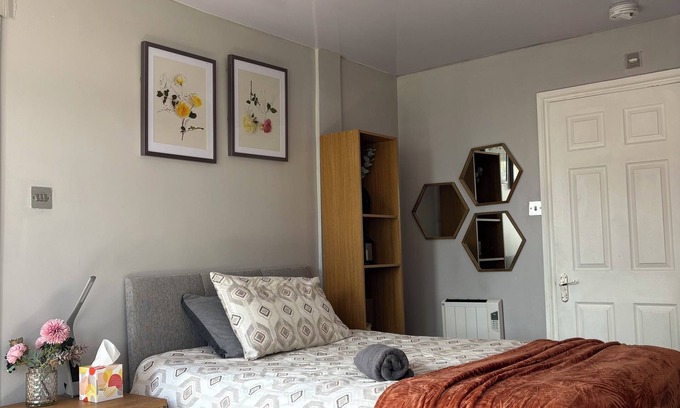 Bloxwich House | Large and spacious bedroom with en-suite near Birmingham airport,NEC,city centre