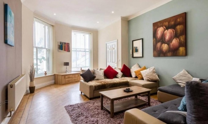 Newcastle-upon-Tyne House | Large Apartment Central Self check in