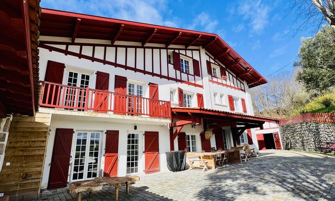 Hasparren Villa | Large Basque house 14 pers, pool, game room, internet, charging station