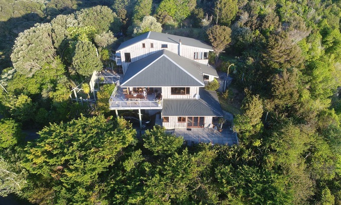 Te Tii House | *Large Beach House, Amazing Views*