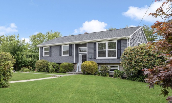 Matunuck House | Large Beach House near Matunck Beach, South Kingstown. Short walk to the beach.