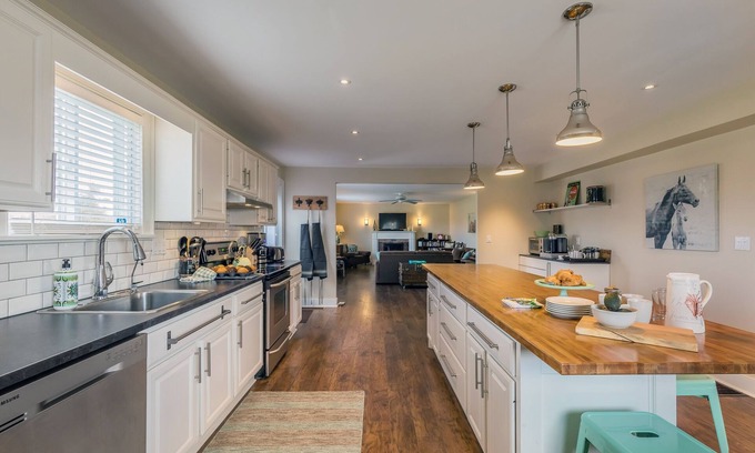 Prince Edward Other | Large beautiful Farmhouse in the heart of PEC - 20 minutes to Sandbanks