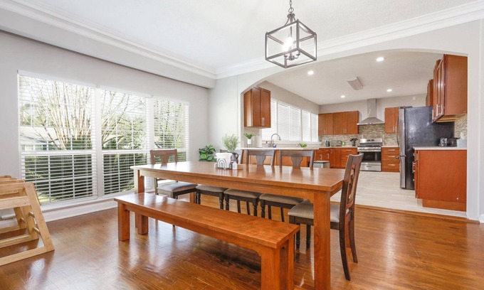 Montgomery House | Large Beautiful Home with Fiber Optic WI-FI -Close to DT- RTJ Golf- Maxwell AFB