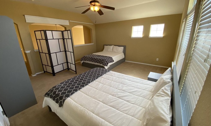 Round Rock House | Large & Beautiful SFR in Upscale Neighborhood 1 King & 4 Queens+ Sleeper. HEB
