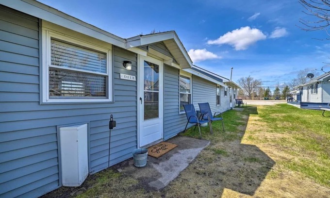 Houghton Lake Cabin | Large Cabin: Steps to the Lake! PET FRIENDLY!
