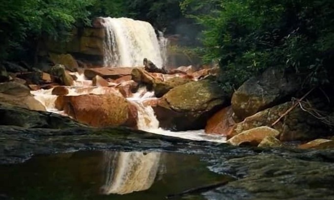 Berkeley Springs Cabin | Large Cabin w Hot Tub, Fire Pit, WiFi, & Huge Yard
