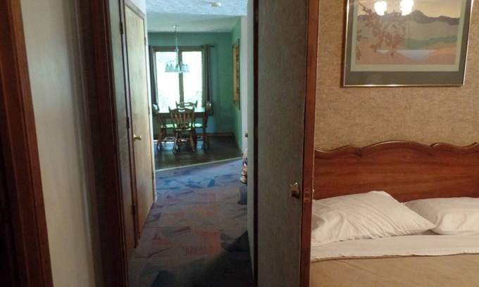 Golconda Resort | large cabin with a view for 16