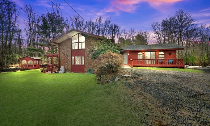 Monticello House | Large Catskills Private Property. Sunset Estate! ❤️ 5 Star, Hottub, Island, ski