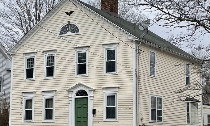Clinton House | Large Charming Historic House close to Beaches
