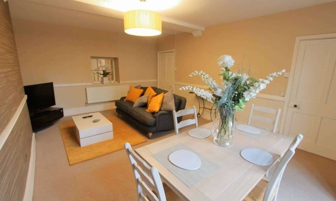 Clifton Apartment | Large Clifton One Bed Flat + Parking