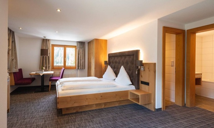 Damuels House | Large comfort double room with balcony - Hotel Restaurant Alpenblume