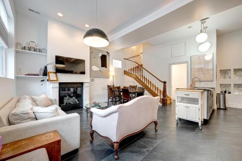 Old Town Triangle House | Large Condo with Outdoor Deck in Historic Chicago District home