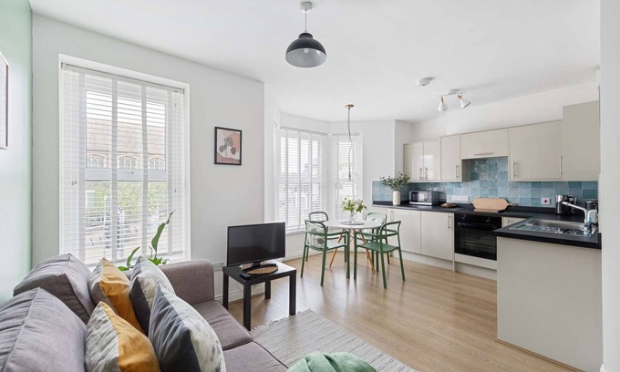 Roath House | Large Contemporary Apartment by Black Door Stays