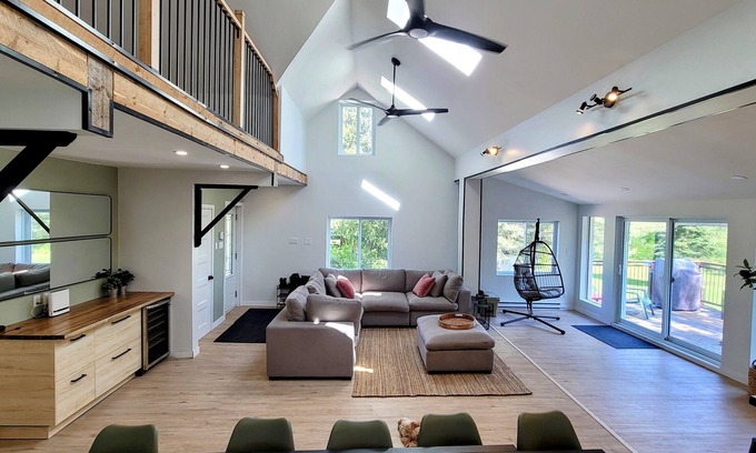 Val Morin Ski Chalet | Large cottage with 9-seater hot tub on the North River
