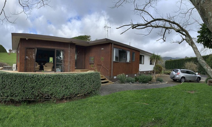 Katikati House | Large country house on orchard close to hot pools; bush walks and Waihi beach.