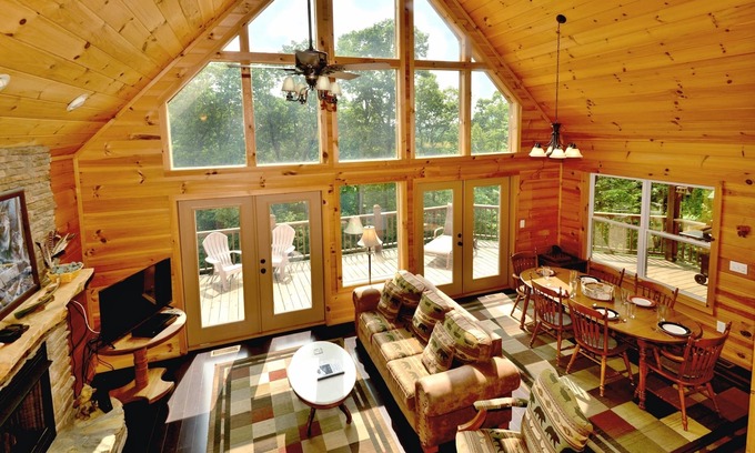 Unaka Ski Chalet | Large Deck & Mountain Views! Starlink Wi-Fi & Discounts!