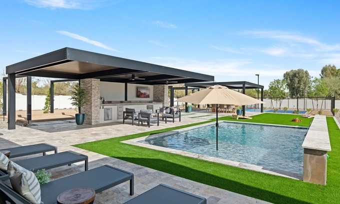 Surprise House | Large entertainment 4-bedroom home in Surprise - Pickleball Court, Pool, Bocce