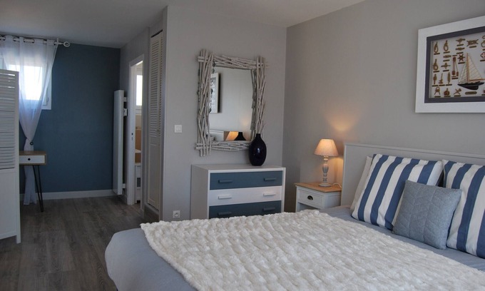 Asnelles Apartment | Large F2/Parking/Private residence/SEA 300 Meter LANDING BEACHES
